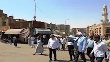 بالصور- جولة مفاجئة لمحافظ أسوان.. غرامة فورية على تجاوزات وسط المدينة