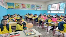 بالعلم والبالونات.. استقبال مبهج للطلاب في أول يوم دراسي بالإسكندرية (فيديو