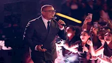 تحت سفح الأهرامات.. عمرو دياب ينشر صورًا من حفله الأخير  (صور)