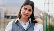 نورهان منصور تخطف الأنظار بفستان أسود أنيق ولمسة روج أحمر جريئة