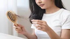  عادات تسبب تساقط الشعر لدى النساء.. أبرزها سوء التغذية