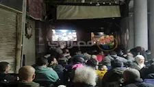 المقاهي كاملة العدد بالإسكندرية لمتابعة صدام منتخب مصر وكوت ديفوار -فيديو 
