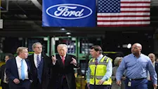 من داخل مصنع فورد للسيارات| هكذا يروج ترامب للصناعة الأمريكية (فيديو وصور)