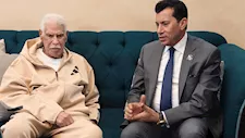 بعد الشائعات.. وزير الرياضة يطمئن على الحالة الصحية لحسن شحاتة بمنزله