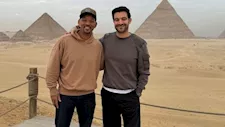 ربيع مقبل ينشر صورة تجمعه بالنجم العالمي ويل سميث أثناء زيارتهما للأهرامات