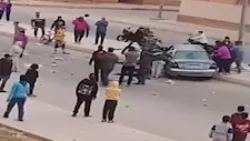 شاب يستعرض بسيارته أمام مدرستين بأكتوبر ويصيب سيدة وأطفالها.. والتعليم