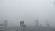 انعدام الرؤية.. "الضباب" يخفي معالم 6 أكتوبر وتحذير للسائقين (صور)