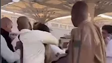 "من يموت هناك يدخل الجنة".. باكستاني يحاول خنق والده في المدينة المنورة (فيديو)