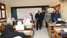 بالصور- محافظ الوادي الجديد يتفقد امتحانات الإعدادية الأزهرية بالخارجة