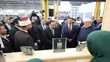 مدبولي و 4 وزراء يتفقدون جناح الأزهر بمعرض الكتاب