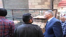 بالصور.. محافظ أسوان يزور المخابز والأسواق لمتابعة الأسعار والجودة