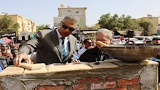 بالصور.. محافظ أسوان يضع حجر الأساس لكوبري السيل للمشاة