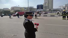 بالفيديو والصور- توزيع الورود والشيكولاتة على المواطنين احتفالًا بعيد الشرطة