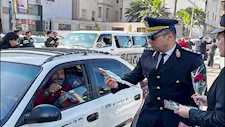 بالفيديو والصور- ضباط الشرطة يوزعون الورود والشيكولاتة على المواطنين في