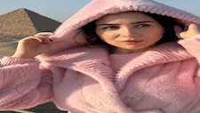 "بإطلالة شتوية ساحرة".. مي عز الدين تنشر صورا لها بجوار الأهرامات