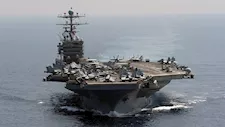 حاملة طائرات أمريكية ترسو قرب إيران.. ومسؤولون إسرائيليون: الأسبوع المقبل حاسم