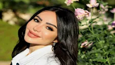 بفستان أبيض جداب.. إنجي علاء تتألق بلوك مميز 
