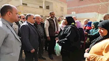 محافظ الشرقية يتفقد قرية الصالحية القديمة بفاقوس ويلتقي الأهالي -صور