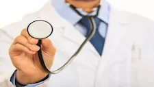 تجديد ترخيص مزاولة المهنة للأطباء.. الشروط والجهات المعتمدة