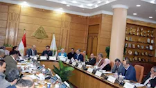 جامعة بنها ومحافظة القليوبية يناقشان دعم البحث العلمي وخطط التنمية