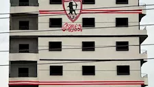 مواطن بالشرقية يدهن برجه السكني بألوان الزمالك: "شقة هدية لأي لاعب يحقق بطولـة" -صور