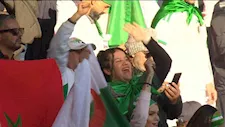 "علم مصر".. لفتة رائعة من جماهير الجزائر خلال مباراة الكونغو الديمقراطية