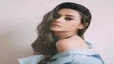  إطلالة صيفية جريئة.. مريم حسن تتألق بفستان قصير 