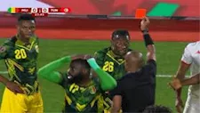 "الثانية على التوالي".. قائد منتخب مالي يتلقى البطاقة الحمراء أمام السنغال