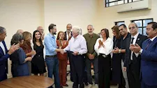 حسين فهمي يسلم جائزة مهرجان طريق الحرير بالصين لصناع فيلم "القصص" 