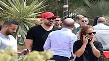 السعدني ومروان حامد وعمرو يوسف في جنازة والدة مدير التصوير مازن المتجول