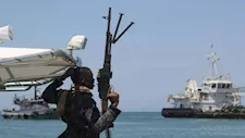 بعد 151 يومًا من الرعب.. تفاصيل تحرير البحارة المصريين من قراصنة الصومال