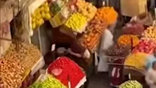 رموا البضاعة في الأرض.. مشاجرة عنيفة بين بائعي الخضار في أسيوط