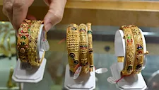 بعد ضبط مشغولات مزيفة.. خبير يحذر من شراء الذهب عبر الإنترنت