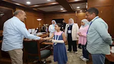 محافظ السويس يوقف معلمة اعتدت على تلميذة بالضرب ويحيلها للنيابة