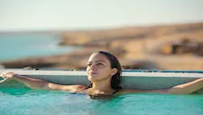 مي عز الدين وإلهام شاهين.. 20 صورة للنجمات في أجواء الصيف