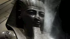 المتحف المصري الكبير يوثق تنظيف تمثال رمسيس الثاني -صور
