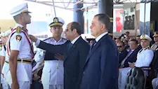 الرئيس السيسي يقلد أوائل خريجي أكاديمية الشرطة أنواط الامتياز بحفل التخرج