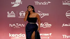 بفتحة ساق جريئة.. كارولين عزمي تتألق على ريد كاربت مهرجان الجونة 
