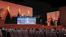 محمد شاكر خضير يقدم جائزة مهرجان الجونة السينمائي لـ منى زكي 