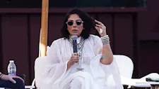 لي لي أحمد حلمي تهنئ والدتها على تكريمها من مهرجان الجونة السينمائي