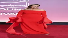 بالأحمر الناري.. ليلى علوي تتألق بفستان بصيحة الأوف شولدر في ثاني أيام