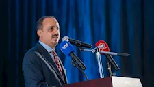 وزير الإعلام اليمني: الحوثيون أطلقوا صاروخين قرب طائرة يمنية متجه إلى القاهرة