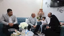 محافظ السويس يزور مواطنًا في منزله للاطمئنان عليه والاستماع إلى مطالبه (صور)