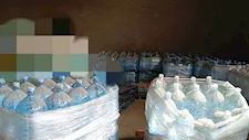 بالصور- ضبط 32 ألف زجاجة مياه مجهولة المصدر داخل مخزن بالإسماعيلية 