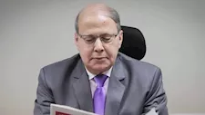 ليس نصًا إلهيًا.. عبدالحليم قنديل: الدستور عقد اجتماعي يحتاج حماية دائمة