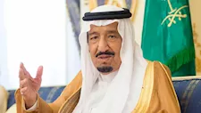 لقطة أرشيفية للملك سلمان يؤدي التحية العسكرية للقوات المسلحة المصرية -(فيديو)