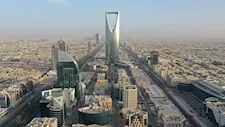 مركز المملكة في الرياض يطلب من موظفي المكاتب الإدارية عدم الحضور حتى إشعار