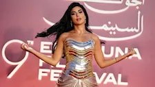 اللون الذهبي يضفي فخامة على ظهور نجمات الفن مهرجان الجونة 