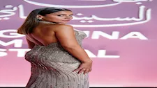 بفتحة ظهر جريئة دينا الشربيني تخطف الأنظار في مهرجان الجونة 
