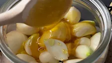 الثوم بالعسل.. وصفة قد تسبب التسمم والشلل المؤقت